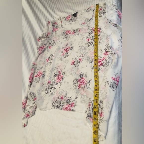 Torrid White Floral Top Blouse Short Sleeve Shirt Asymetrical Hem Size 3X - Picture 10 of 16